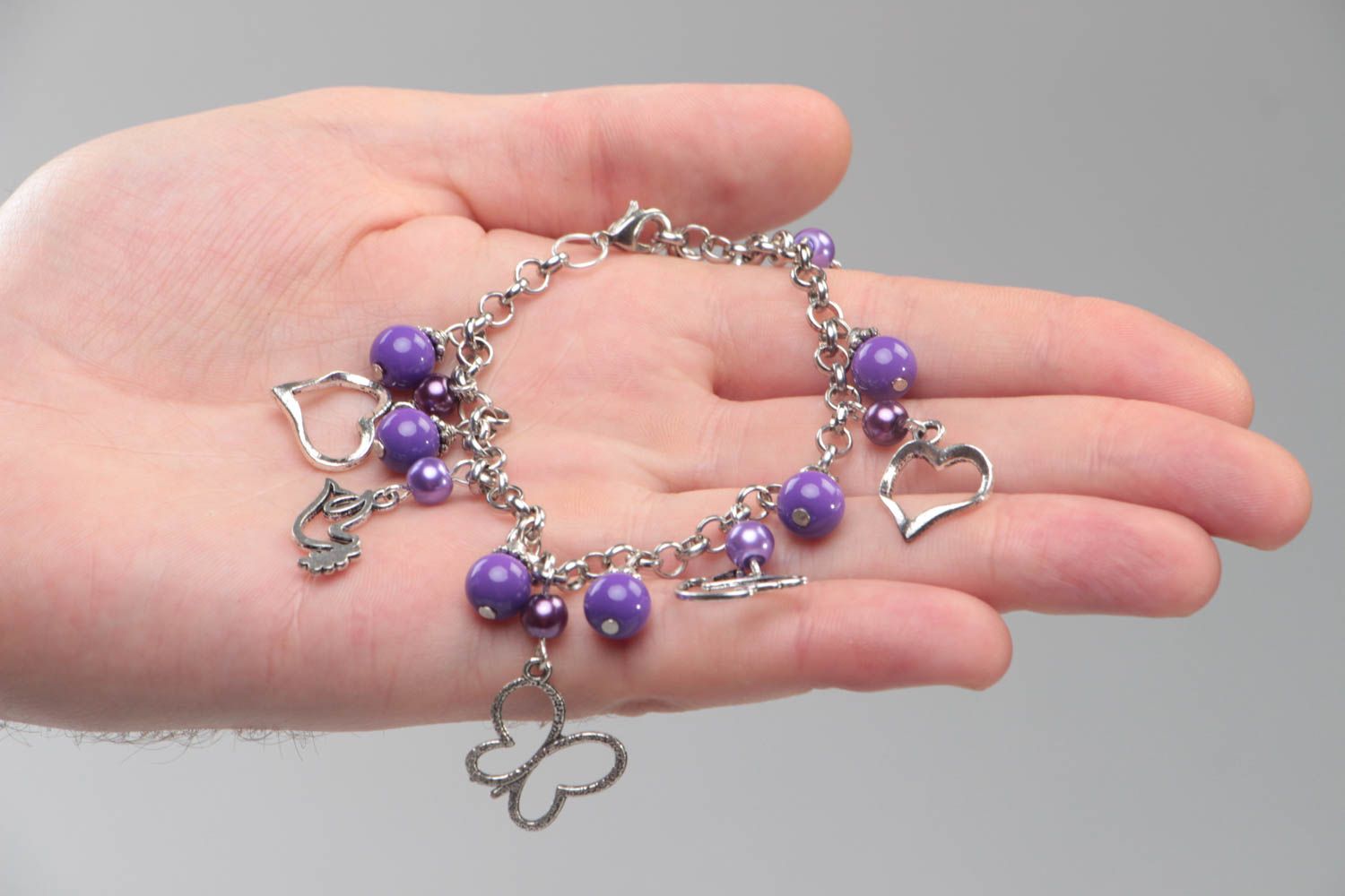 Bracelet violet sur chaîne avec perles céramiques et breloques fait main photo 5