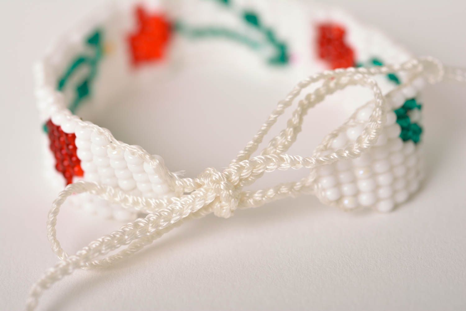 Bracelet perles rocaille Bijou fait main blanc avec fleurs Accessoire femme photo 4