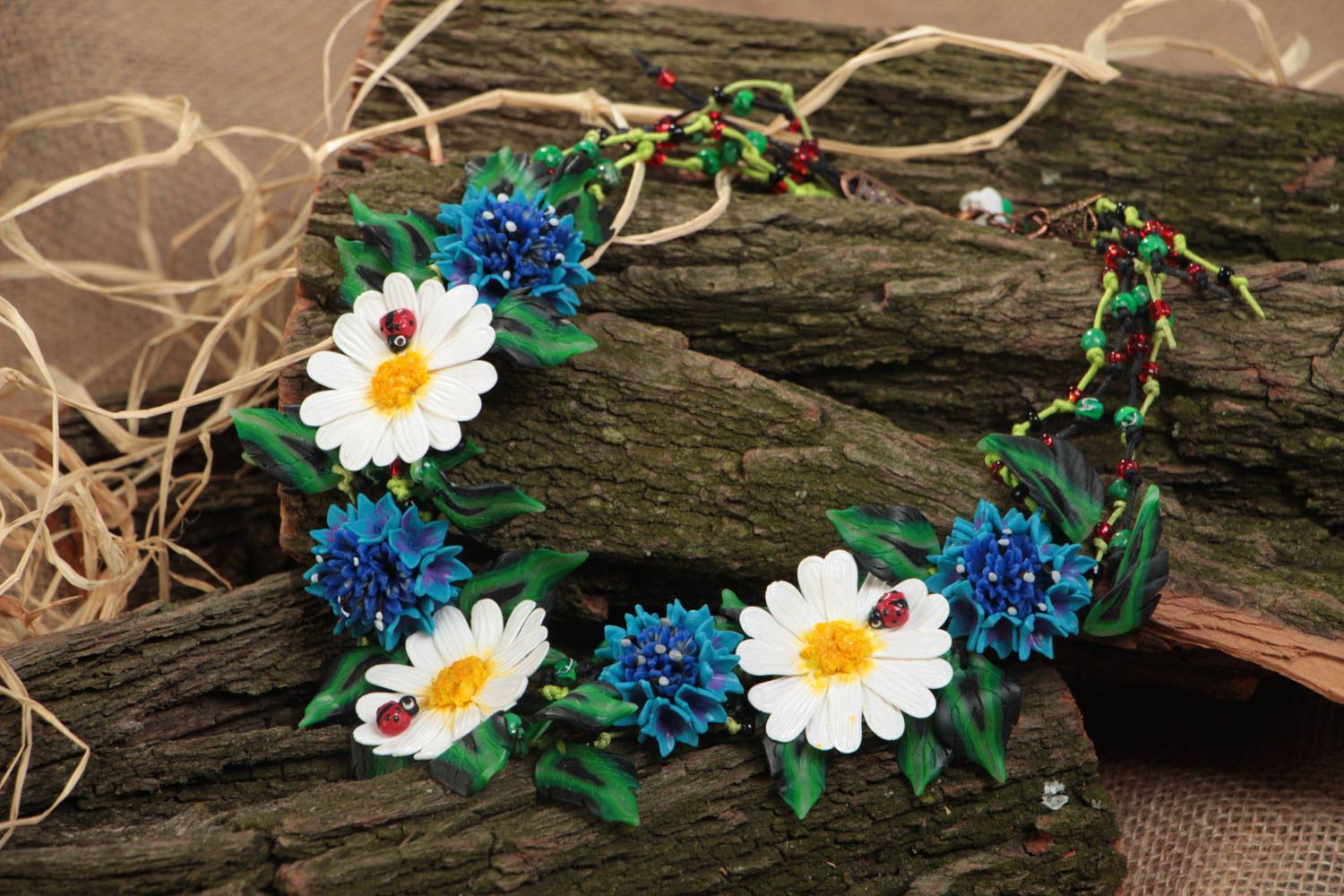 Ожерелье из полимерной глины с полевыми цветами васильками и ромашками хэнд мэйд фото 1