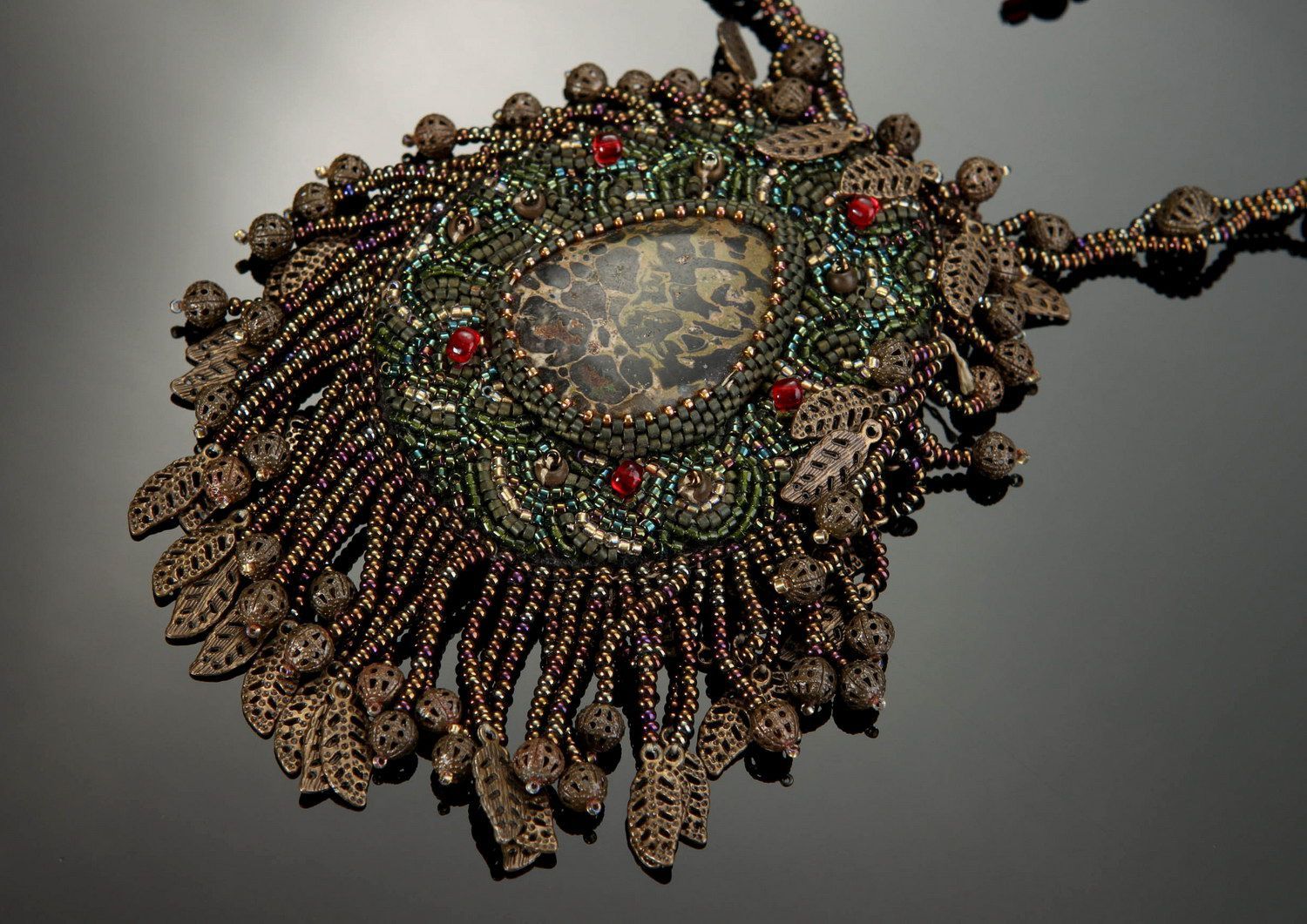 Pendentif en jaspe artisanal décoré de perles de rocailles photo 1