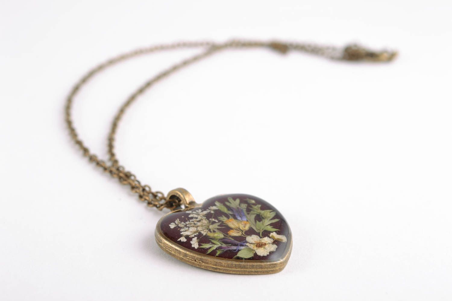 Heart-shaped pendant with dried flowers and epoxy resin photo 4
