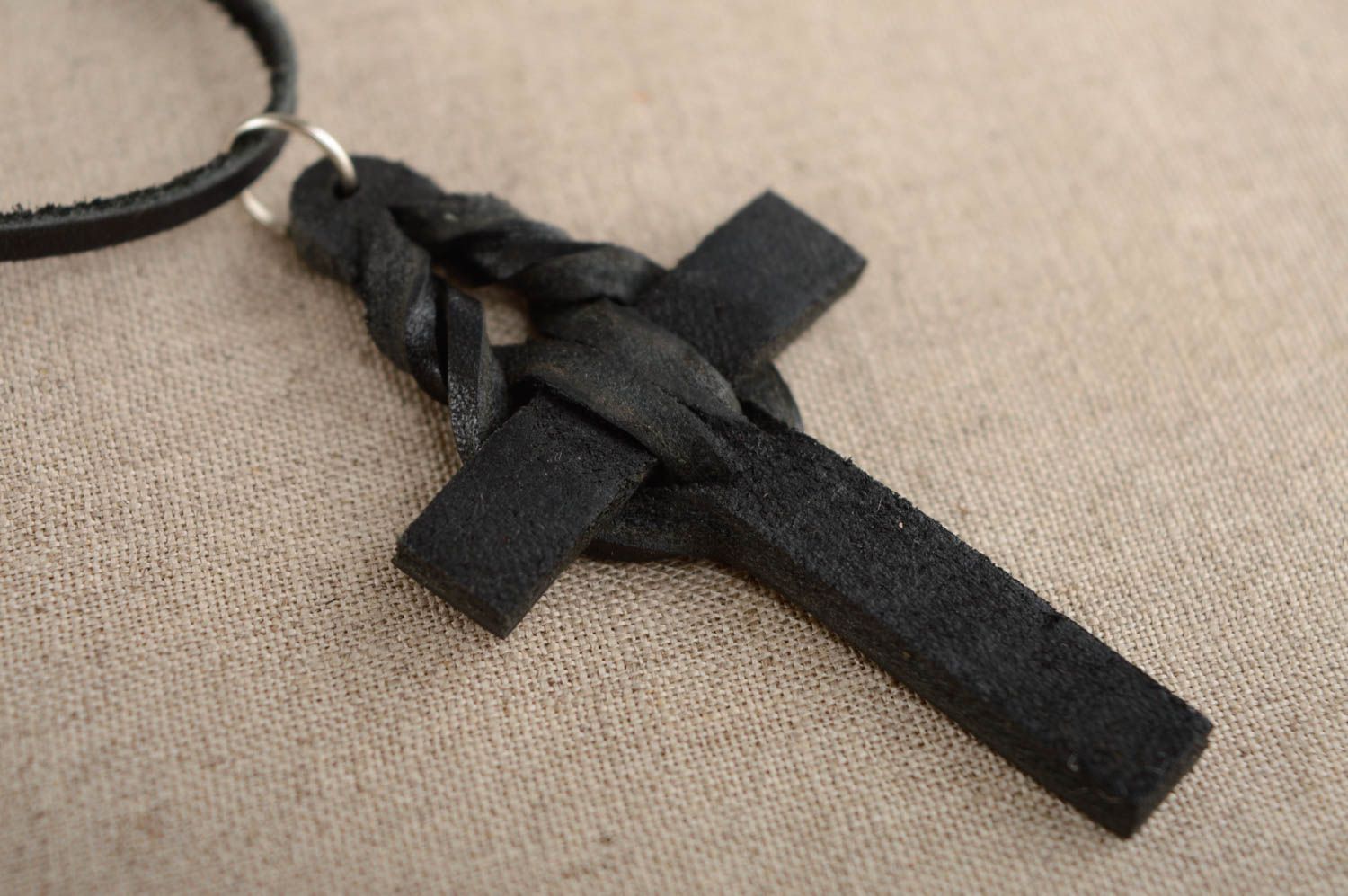 Pendentif en cuir noir croix pectorale fait main sur lacet accessoire homme photo 3