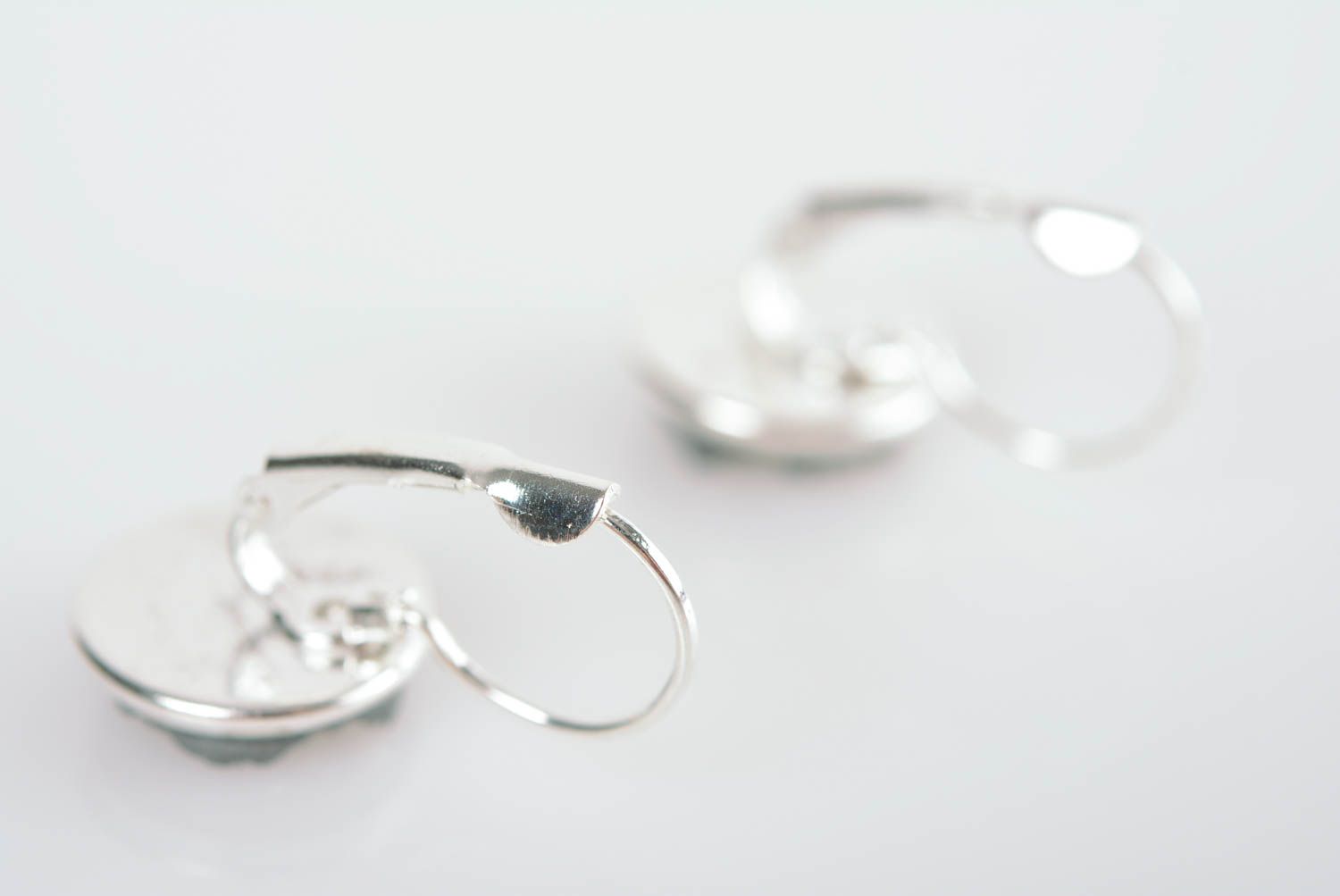 Runde Ohrringe aus Metall klein interessant trendig schön grell handgeschaffen foto 5