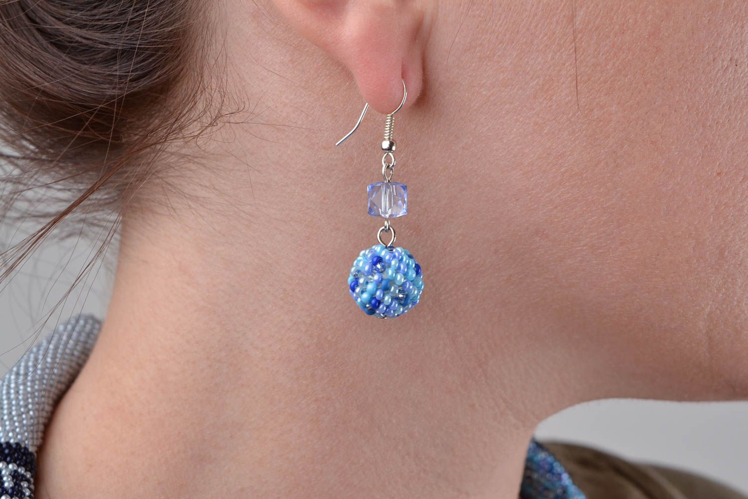 Orecchini di perline fatti a mano rotondi accessorio originale azzurro da donna foto 1