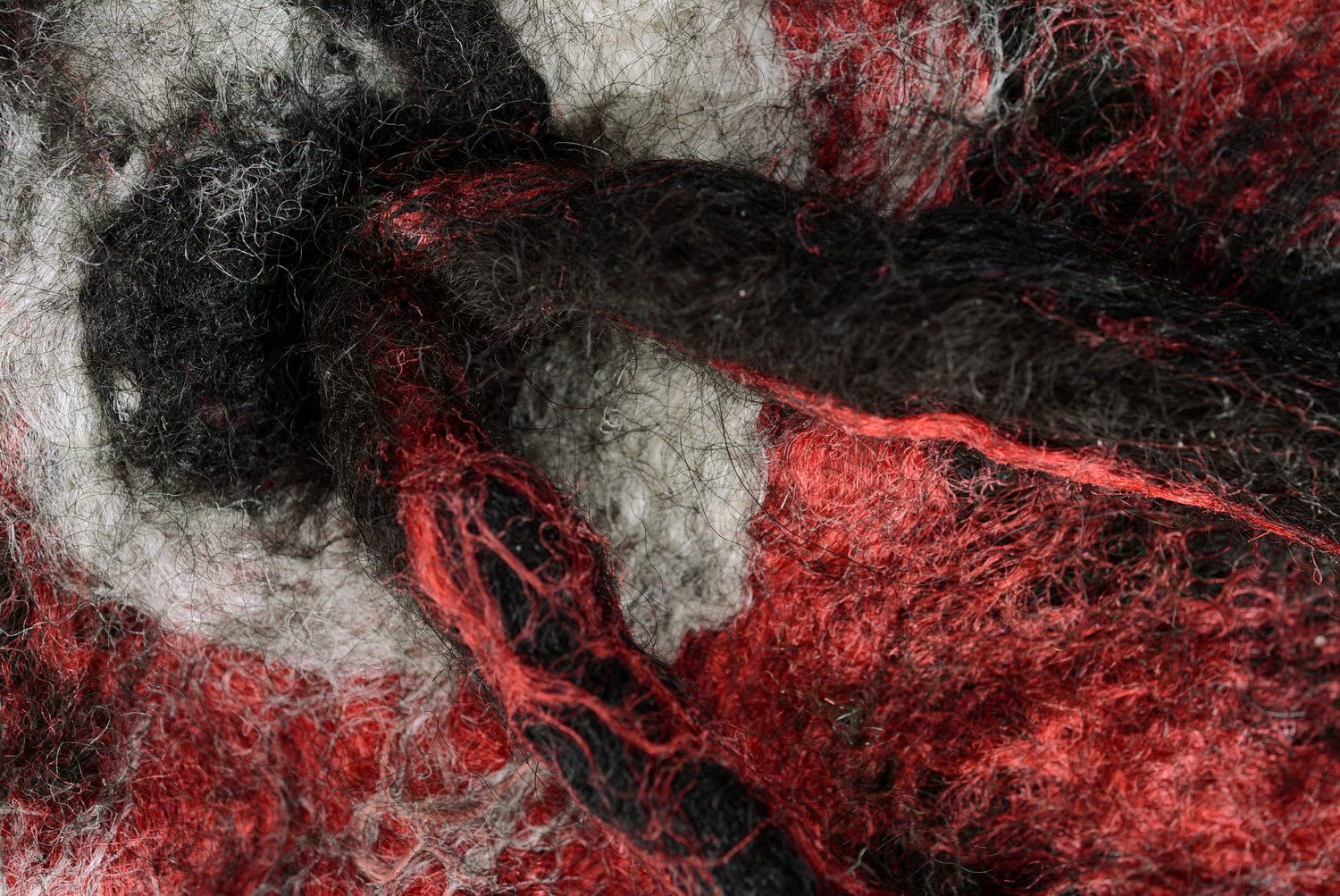 Broche de lana Negro con rojo foto 4