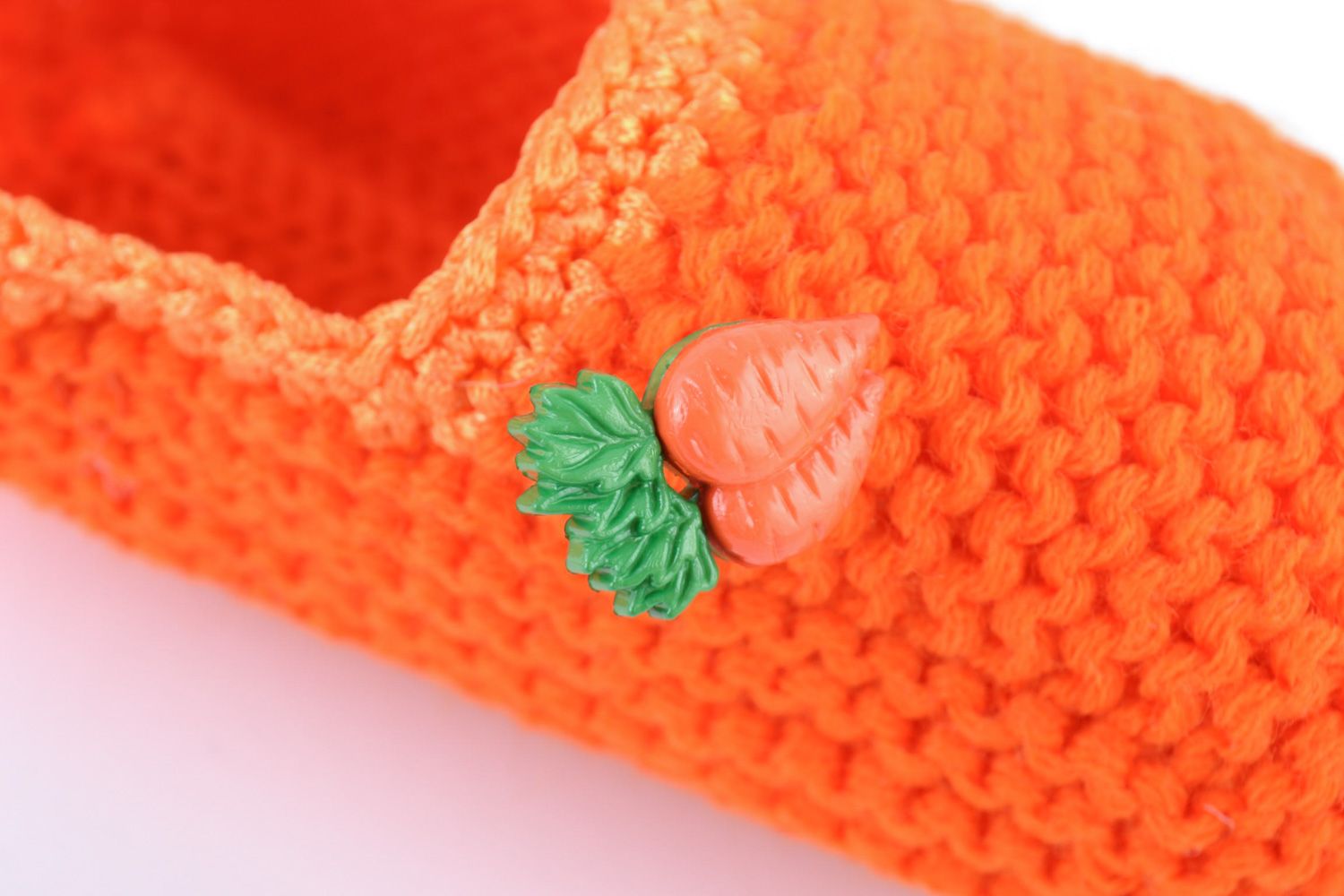 Orangefarbige handgemachte Babyschuhe aus Wolle für Mutter von kleinem Kind  foto 3