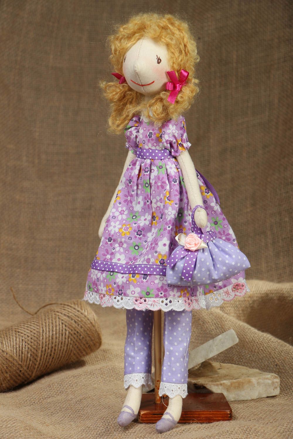 Авторская кукла в сиреневом сарафане с сумкой фото 5