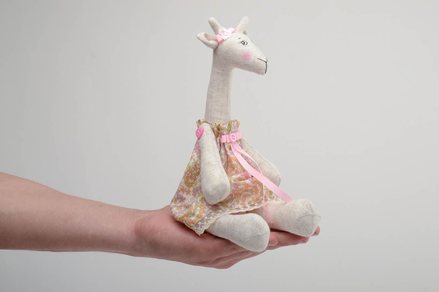 Nettes Stoff Kuscheltier Giraffe im Kleid aus Leinen handmade für Interieur und für Kleinkinder foto 5