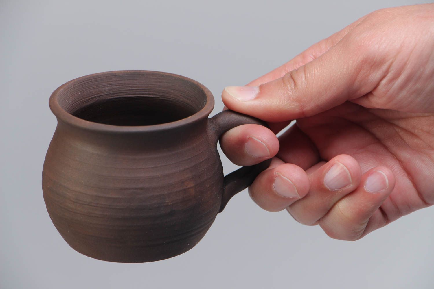 Глиняная чашка в технике молочения ручной работы объемом 80 мл коричневая фото 5