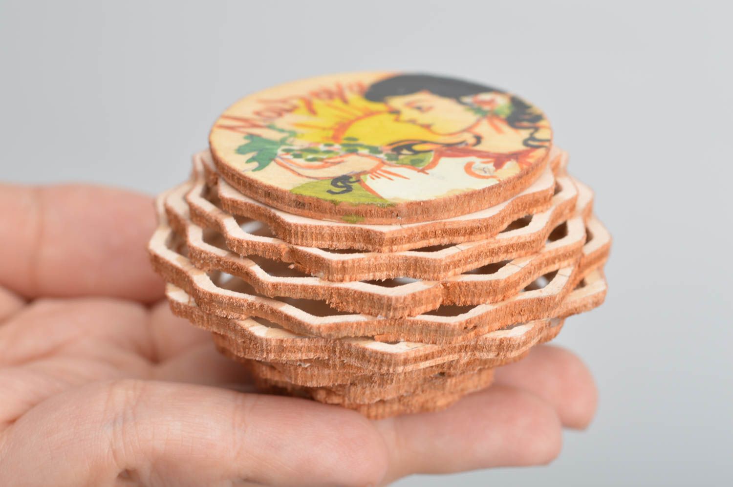 Kleine einzigartige runde Schatulle für Ringe aus Furnierholz handgeschaffen foto 3