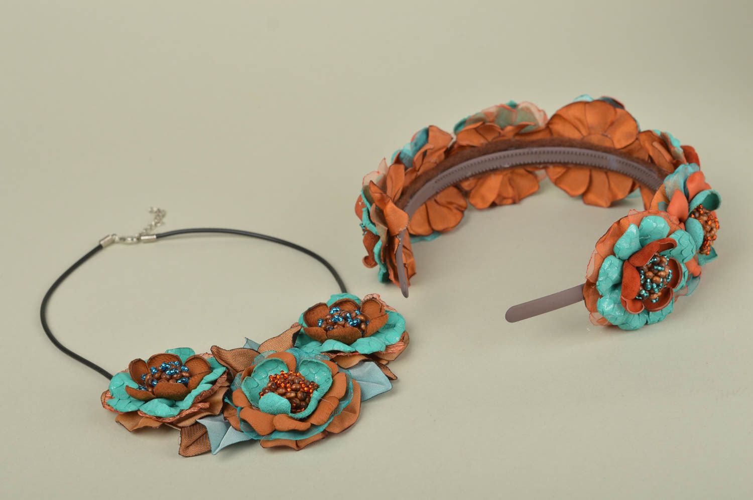 Set de bisutería hecho a mano collar artesanal de cuero diadema para el pelo foto 2