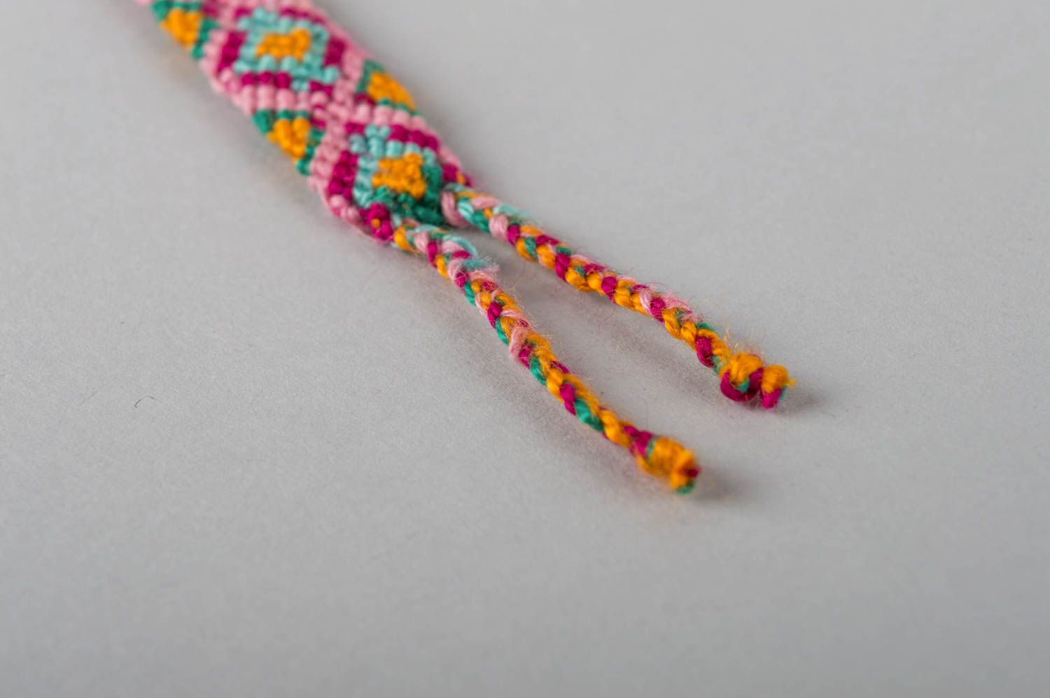 Красочный нитяной браслет ручной работы авторского дизайна плетеный красивый фото 4