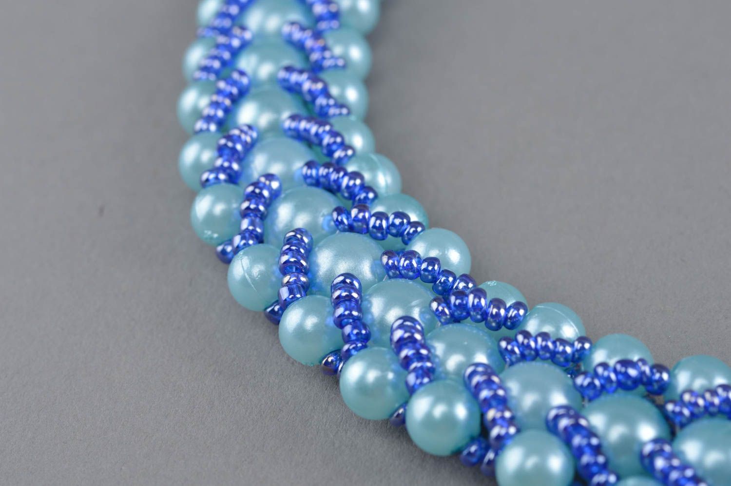 Ожерелье из бисера и бусин ручной работы в голубых тонах красивое авторское фото 3