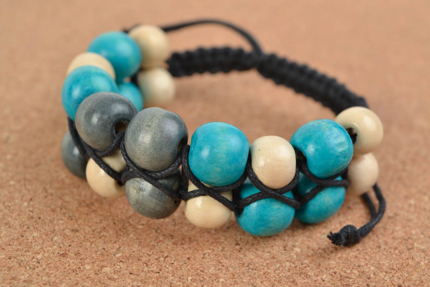Bracelet en perles de bois multicolores et lacet noir original fait main photo 2