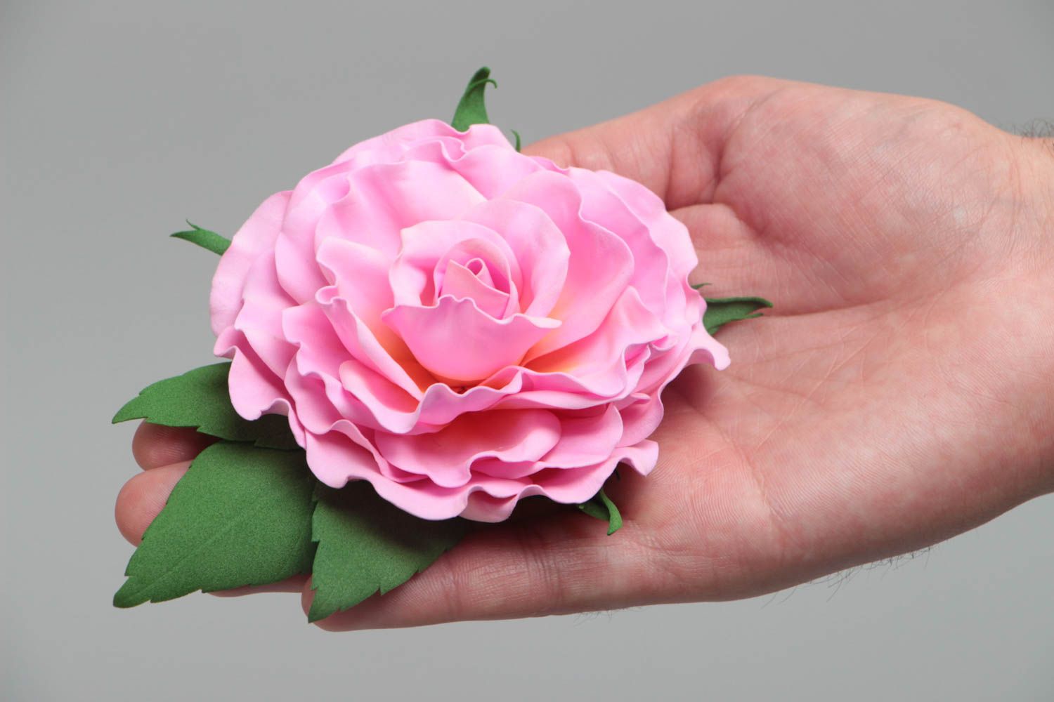 Брошь из фоамирана в виде пышной розовой розы украшение ручной работы  фото 5