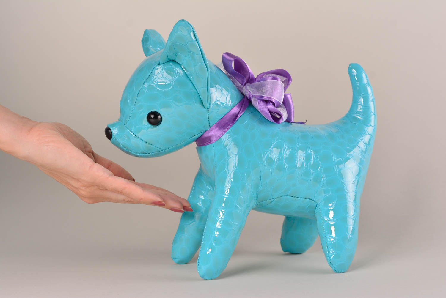 Игрушка ручной работы декор для дома игрушка из кожи голубая в виде собаки фото 4