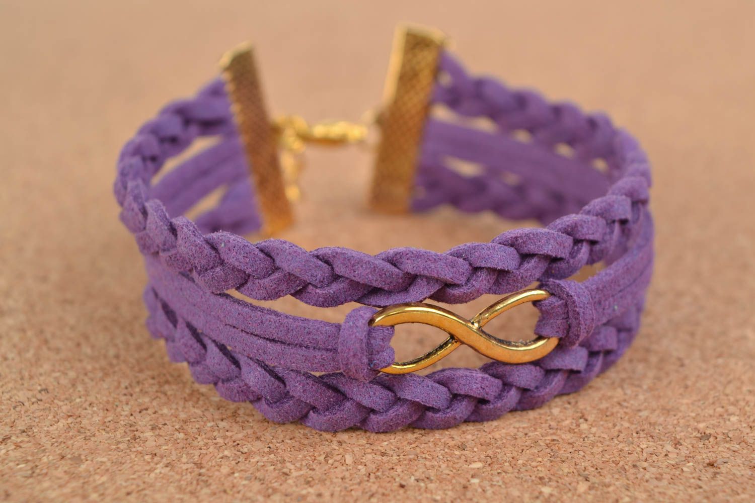 Браслет из замшевого шнура с подвеской бесконечность ручной работы плетеный фиолетовый фото 1