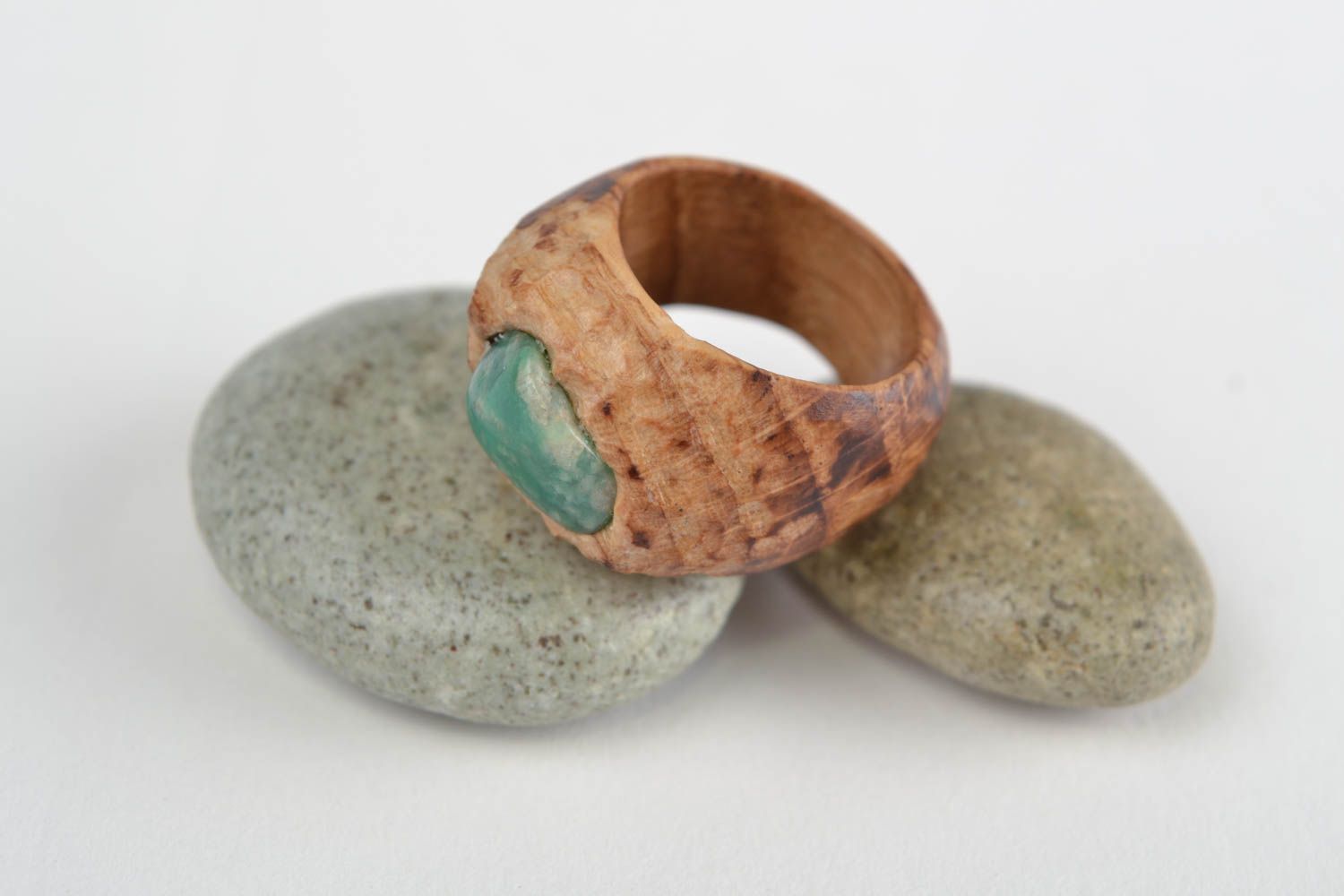 Frauen Ethno Ring aus Holz stilvoll künstlerisch handgeschaffen mit echtem Stein foto 1