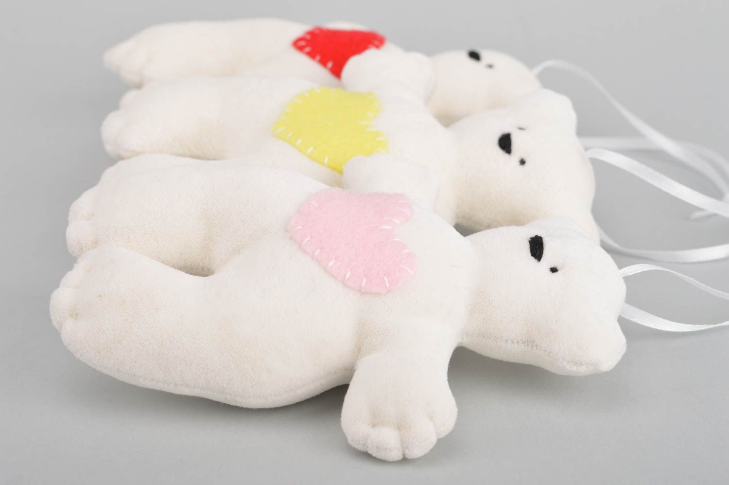 Комплект авторских игрушек ручной работы в виде белых мишек 3 штуки для декора фото 5