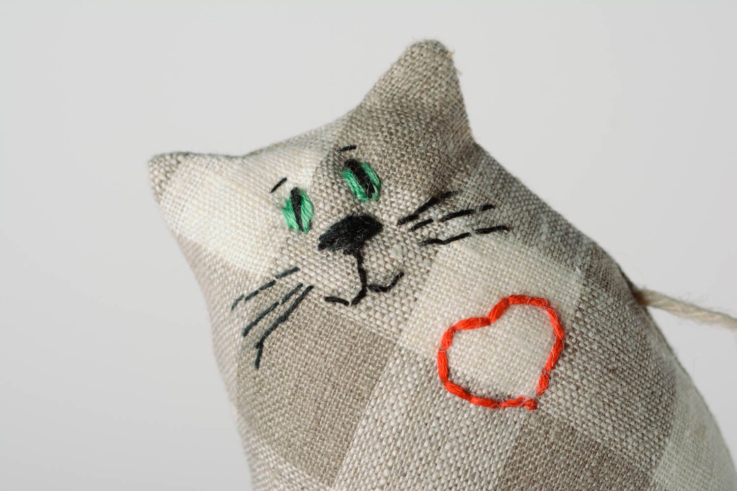 Handmade small soft toy cat sewn of checkered linen fabric with embroidered heart photo 2