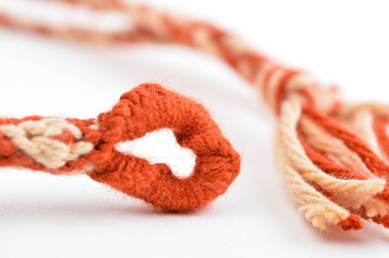 Bracelet tressé en fils de laine Bijou fait main blanc-rouge Cadeau pour femme photo 4