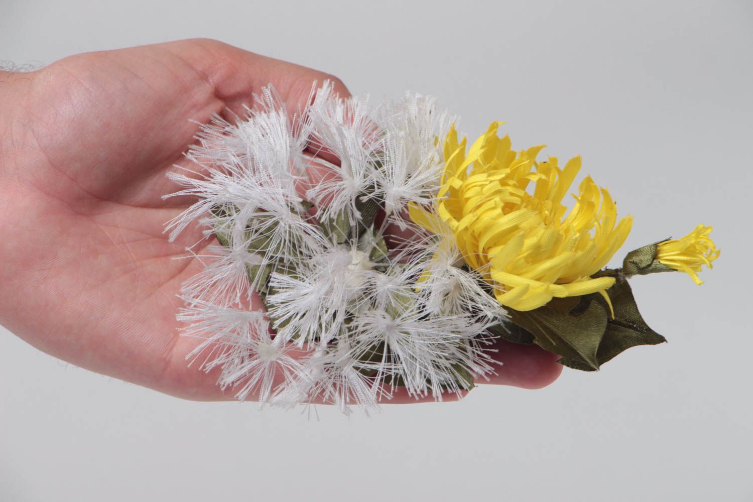 Blumen Brosche aus Stoff Krepp Satin Maienblume für Frauen Designer Handarbeit  foto 5