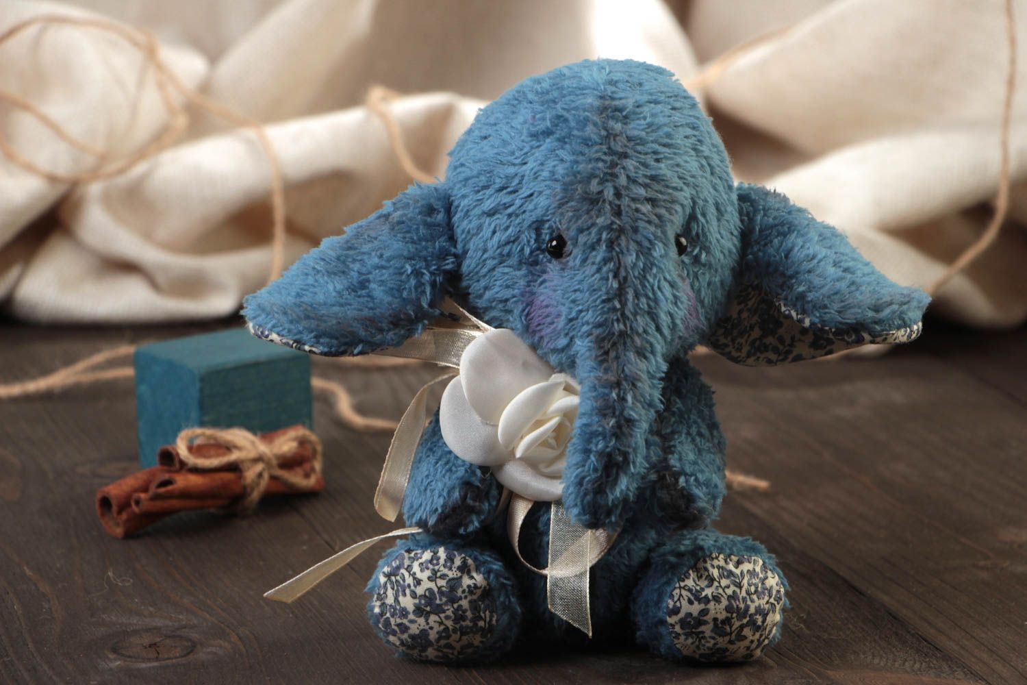 Juguete artesanal con forma de elefante infantil original de tela azul con flor foto 1