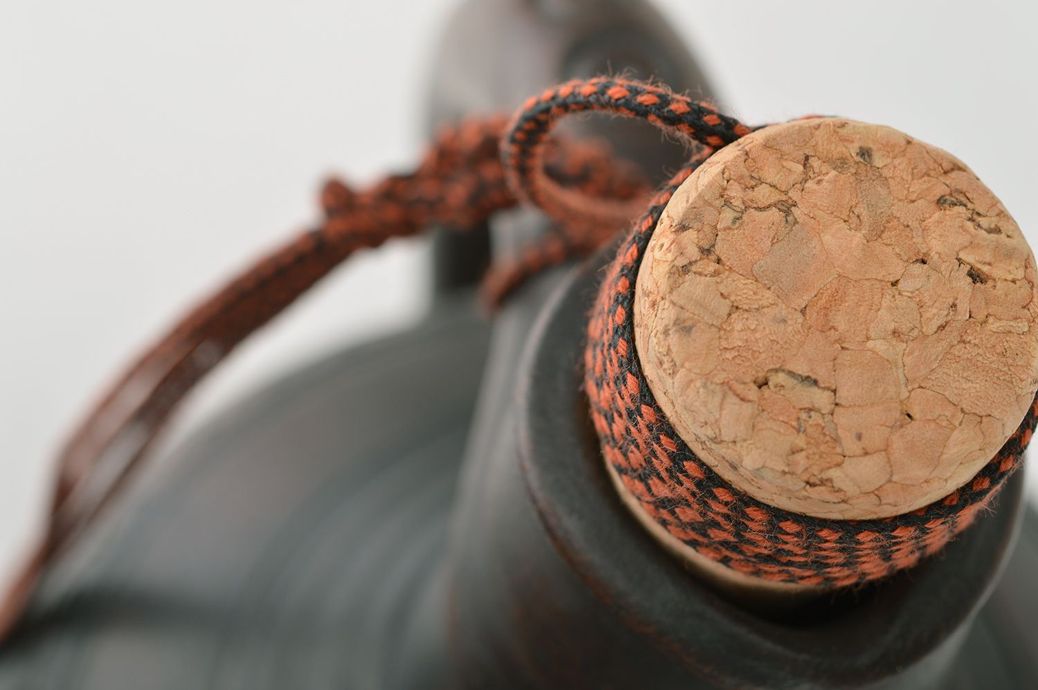 Botella cerámica con corcho decorativa artesanal marrón con ornamento 2l foto 4