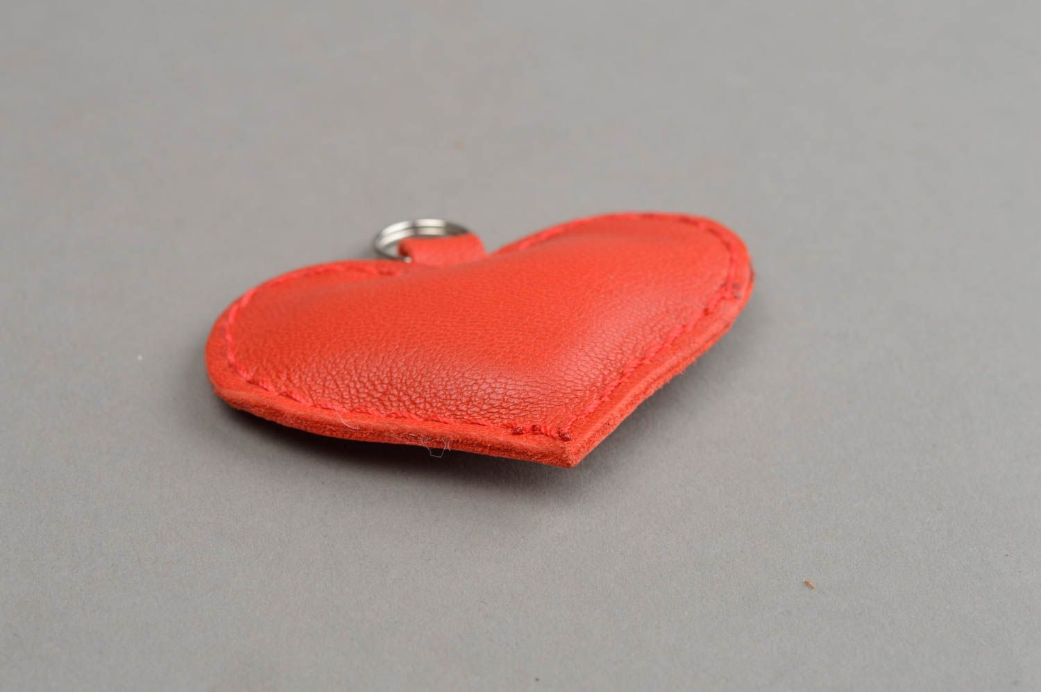 Porte-clés coeur rouge en cuir naturel fait main cadeau romantique et original photo 5
