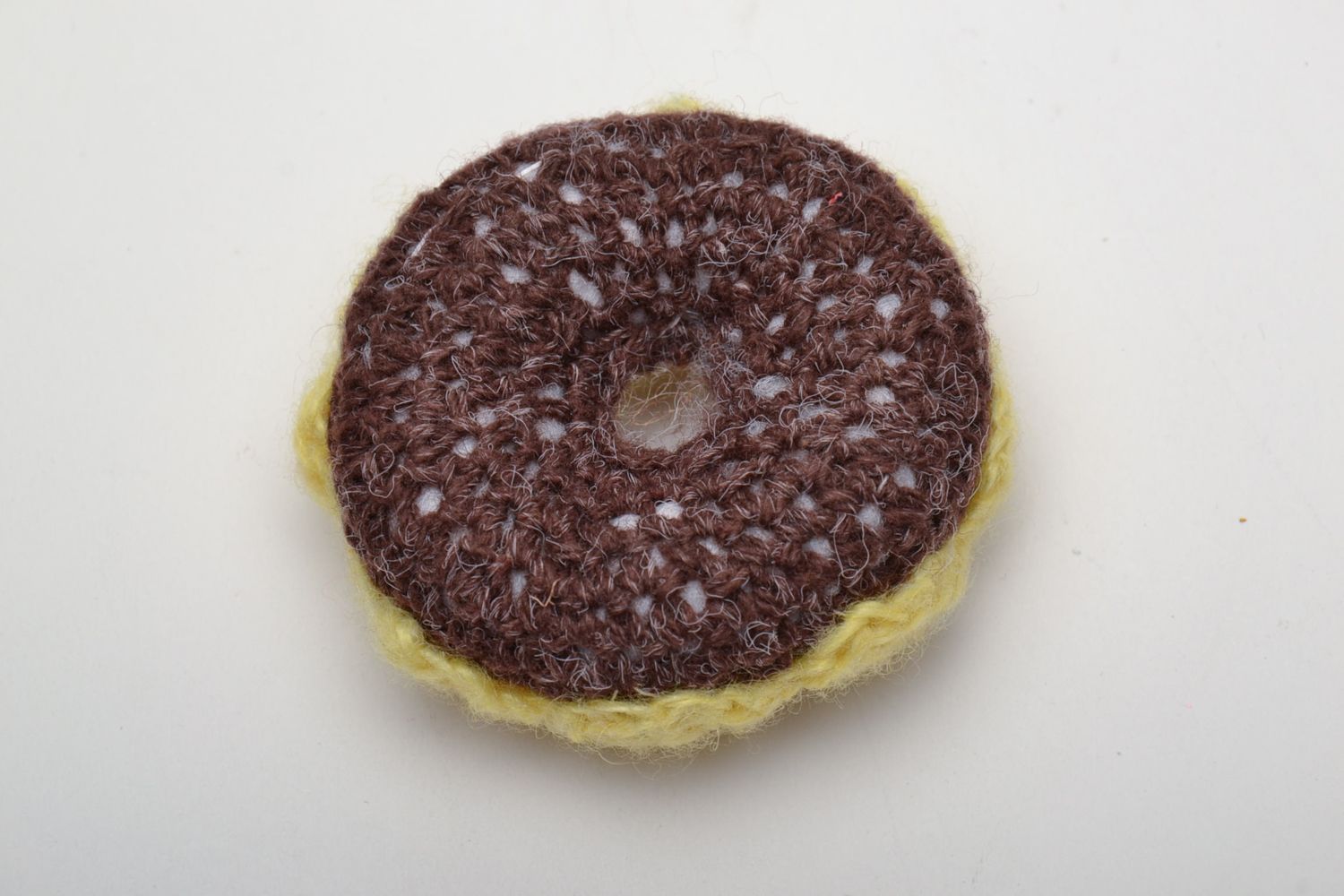 Doudou fait main tricoté en fils naturels au crochet avec perles de rocaille Gâteau  photo 3