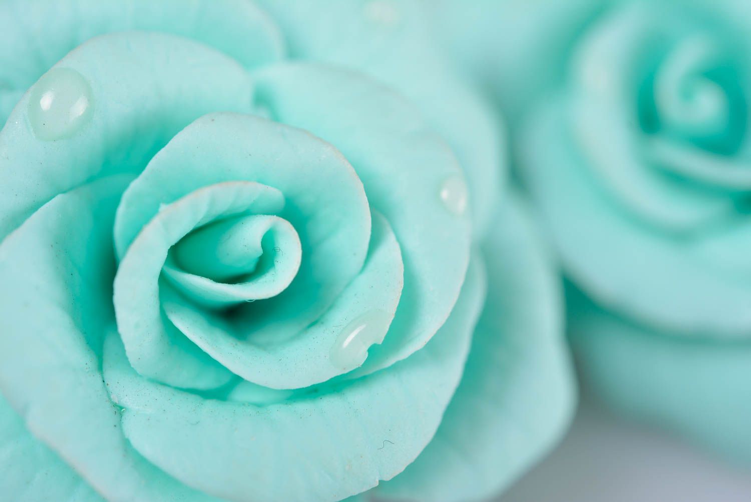 Boucles d'oreilles fleurs en pâte polymère faites main originales Roses bleues photo 3