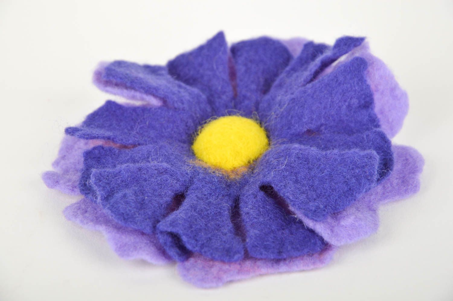 Broche fleur violette Bijou fait main en laine naturelle feutrage Cadeau femme photo 2