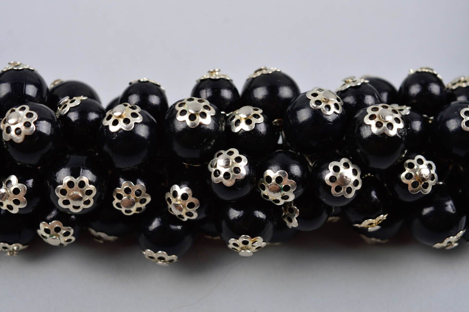 Collier noir Bijou fait main perles noires en plastique Accessoire femme photo 3