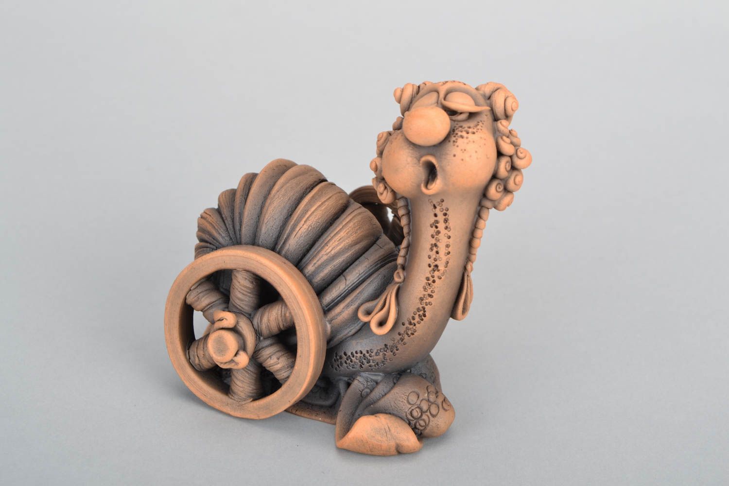 Clay statuette of snail with wheels photo 3