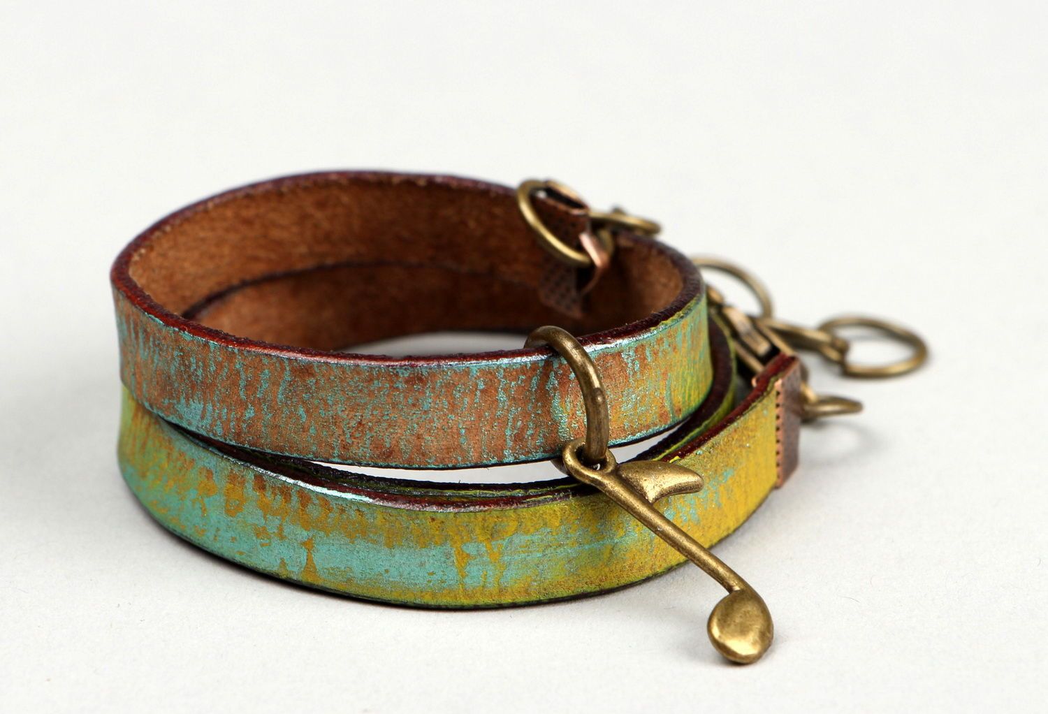 Leather bracelet with pendant in 3 turns photo 4