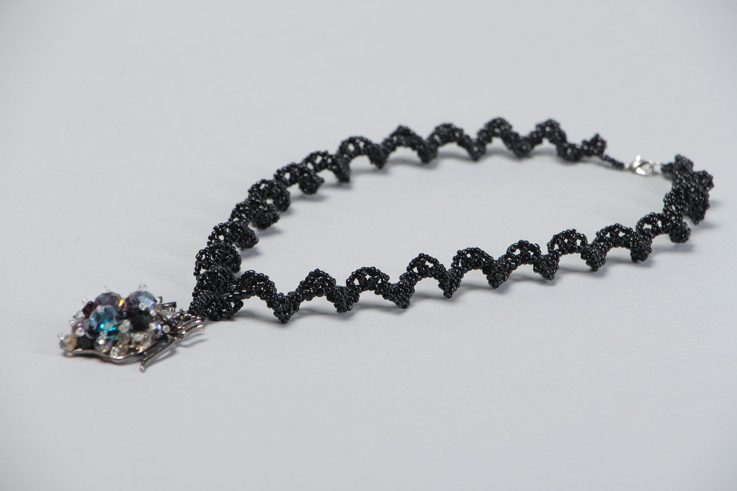 Collier en perles de rocailles et verre avec araignée fait main noir gothique photo 4