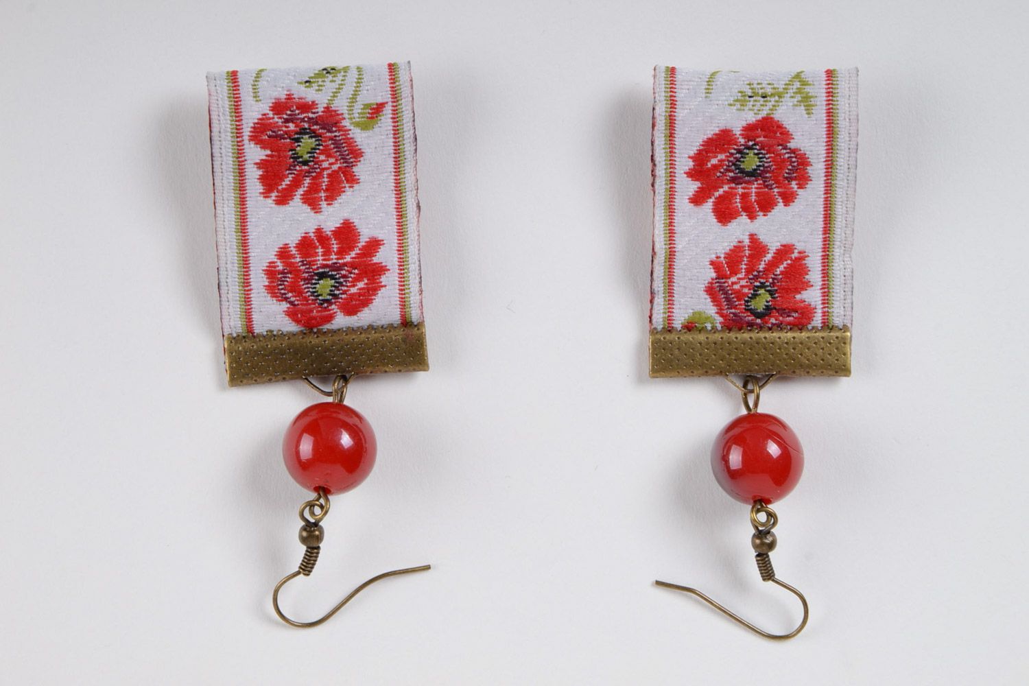 Boucles d'oreilles en textile pendantes faites main rouges avec perles fantaisie photo 4