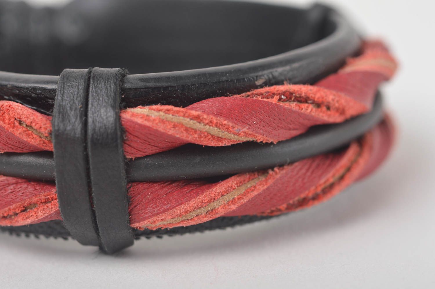 Bracelet cuir Bijoux fait main design original noir rouge Accessoire femme photo 4