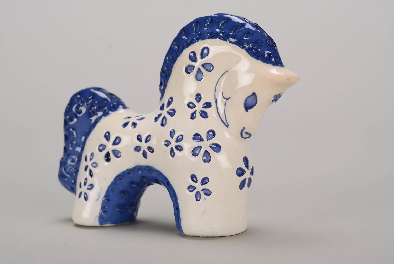Глиняная лошадка в голубых цветах фото 1