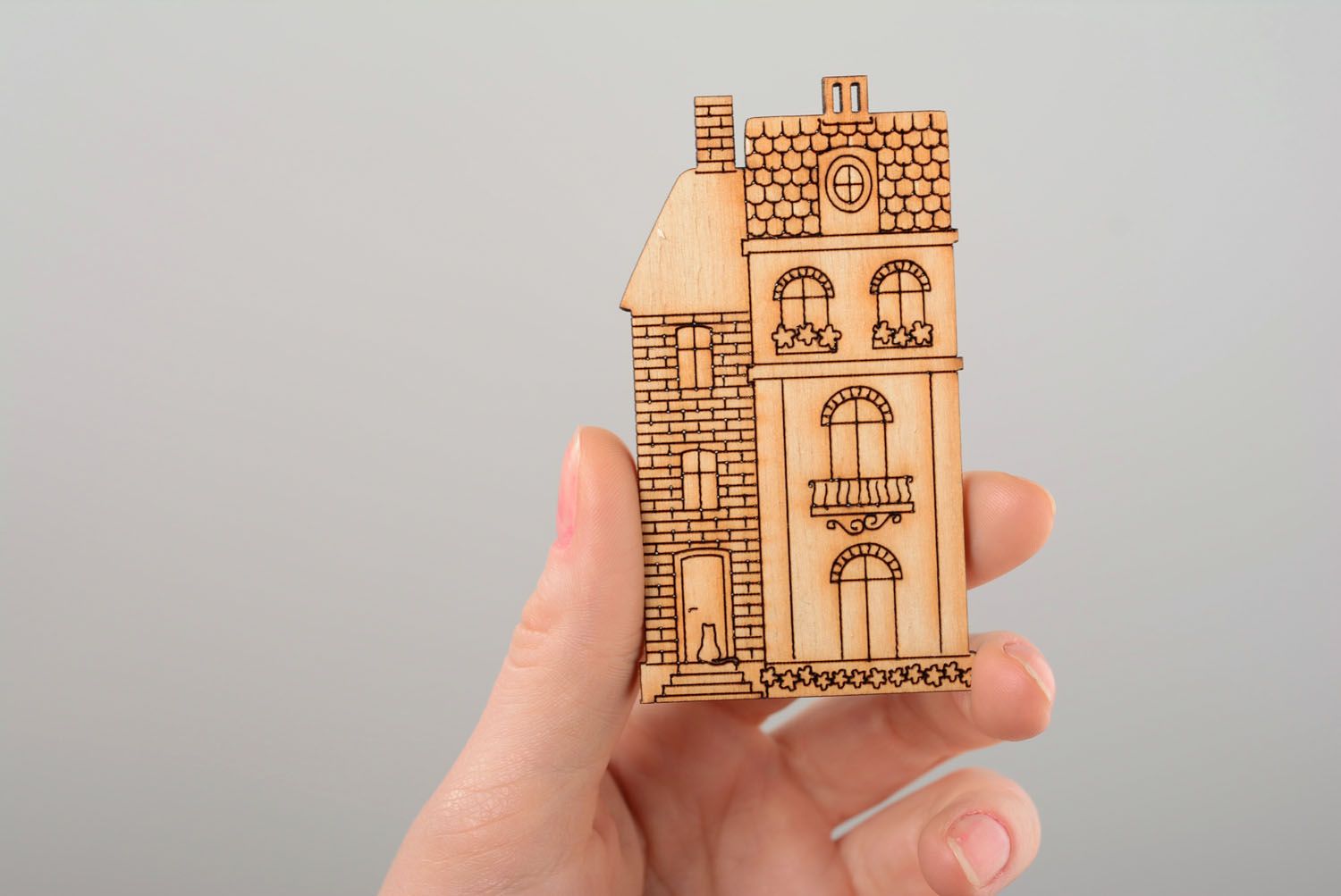  Figura de madeira compensada na forma de uma casa. foto 3