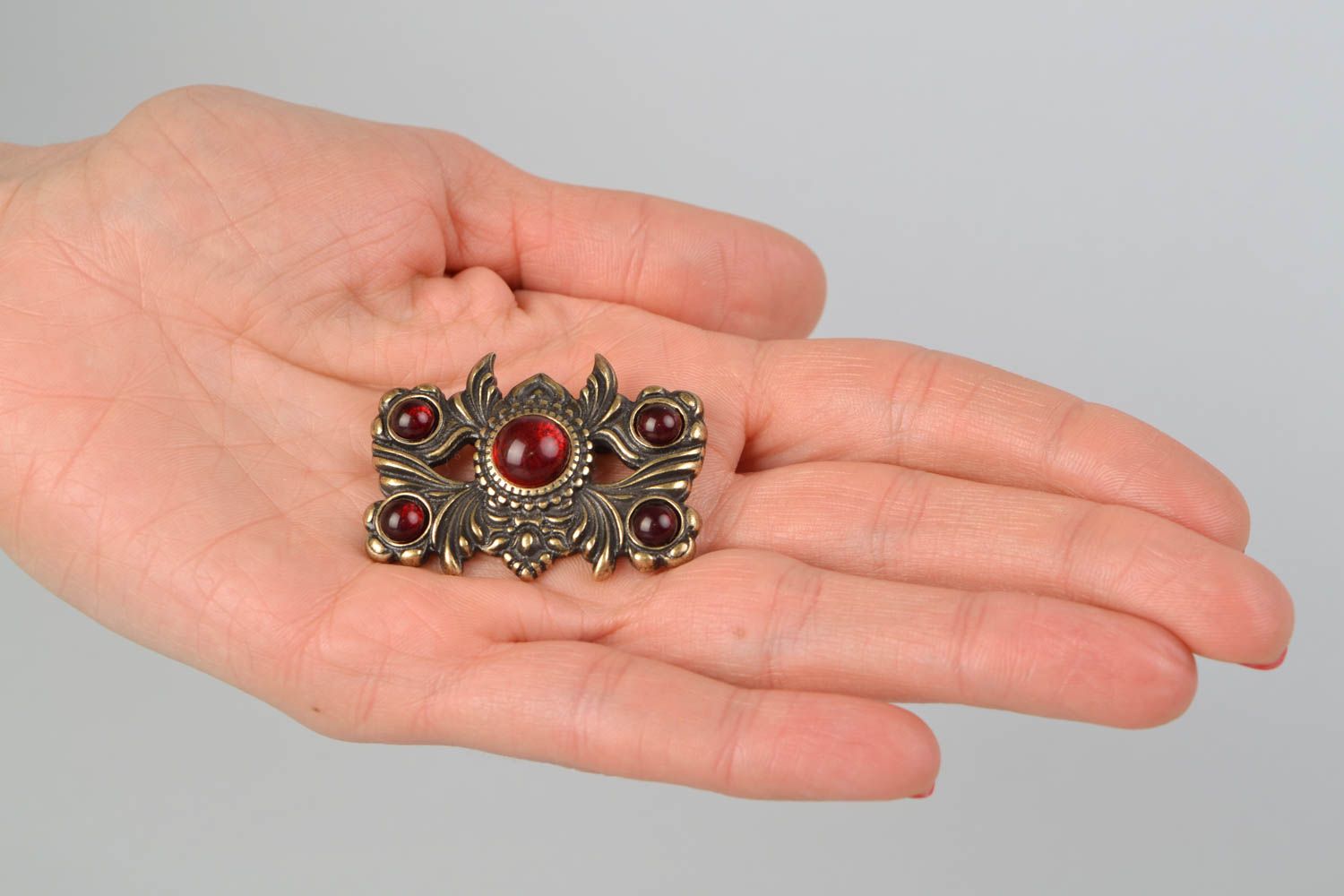 Broche en métal et verre faite main La Reine de Bohème accessoire pour femme photo 2