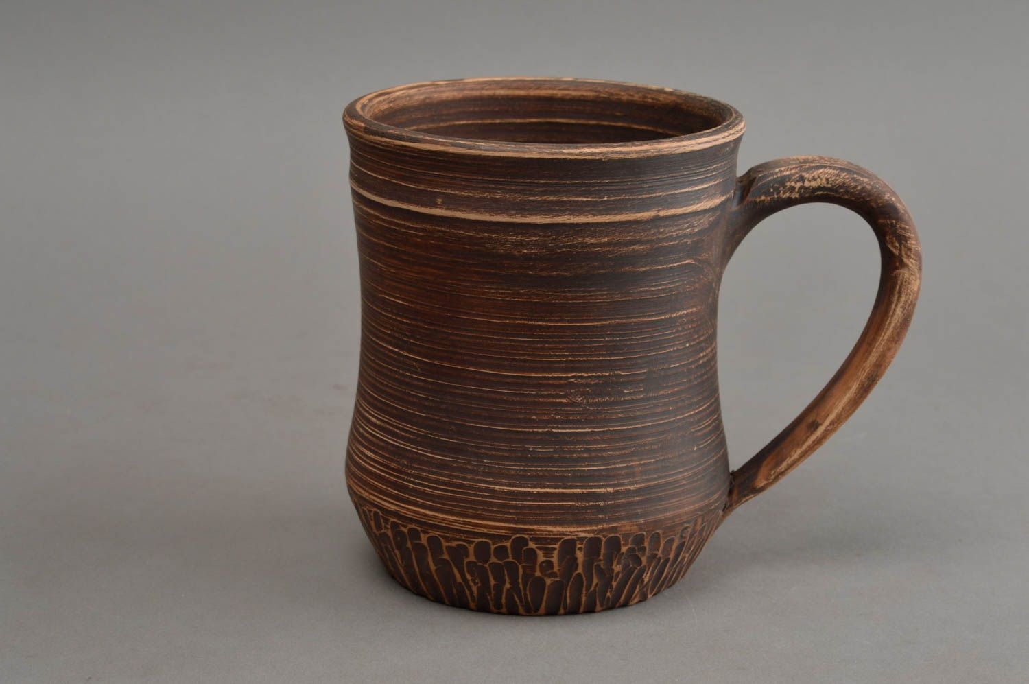 Keramische schöne Öko Ethno handgeschaffene schöne tolle braune Tasse aus Ton foto 1