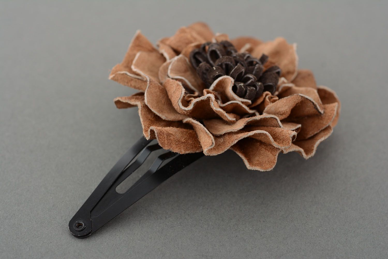 Gancho-flor para cabelo artesanal de couro genuíno  foto 3