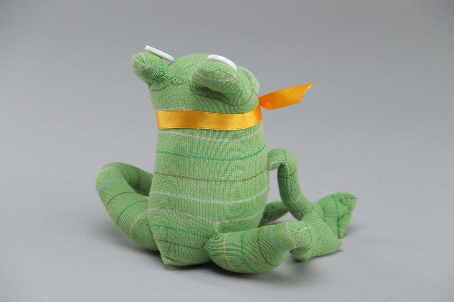 Kuscheliges grünes mittleres handgemachtes Stofftier Frosch aus Socken für Kinder foto 4