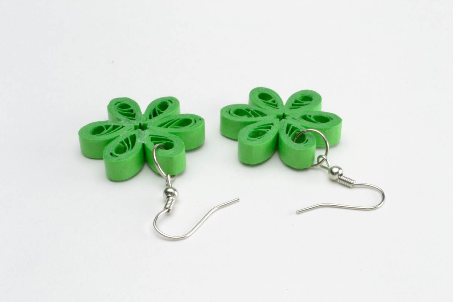 Paper earrings made using quilling technqiue photo 3