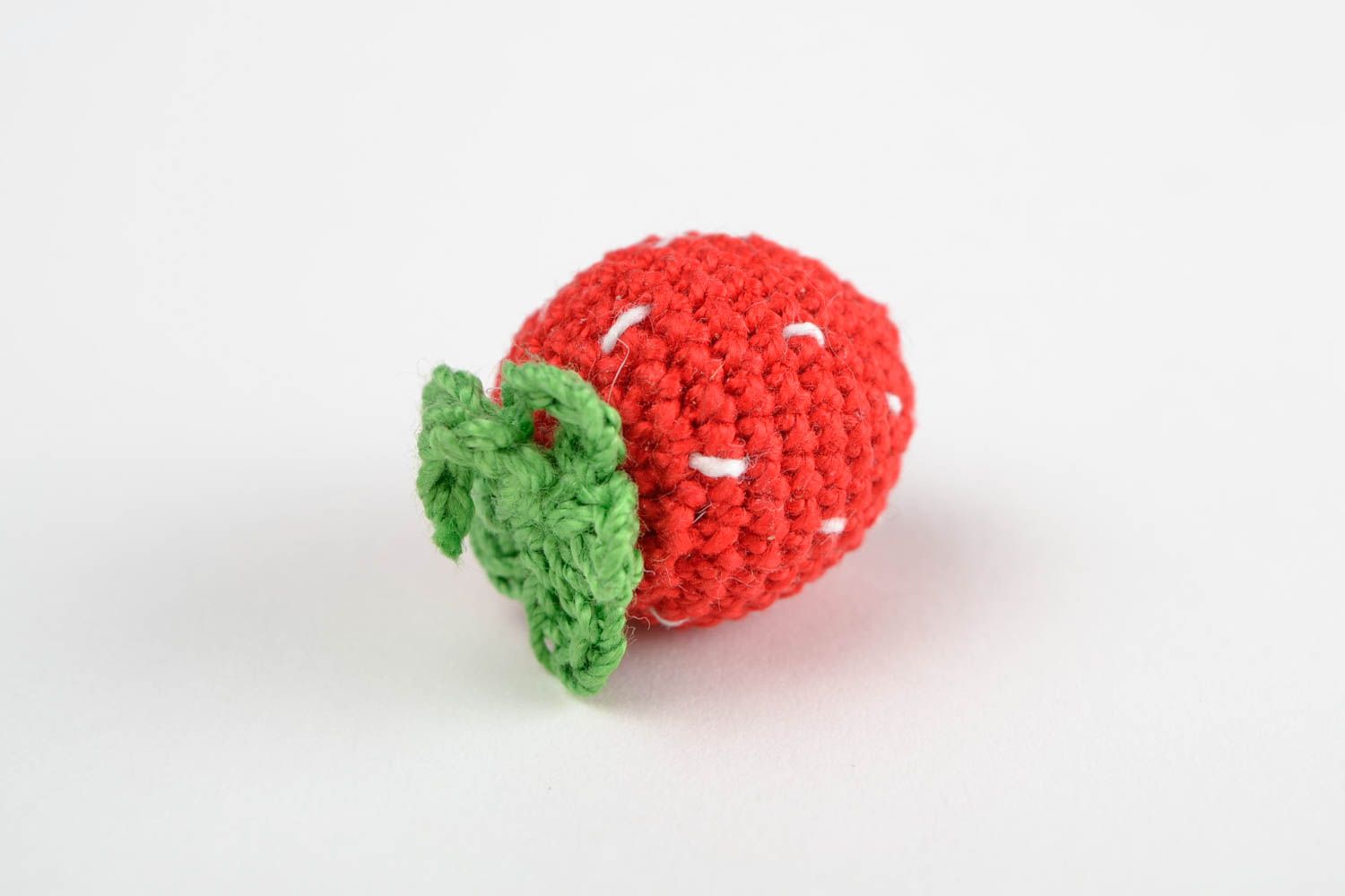 Fruta tejida a crochet juguete artesanal regalo original fresa rojacon puntitas foto 5