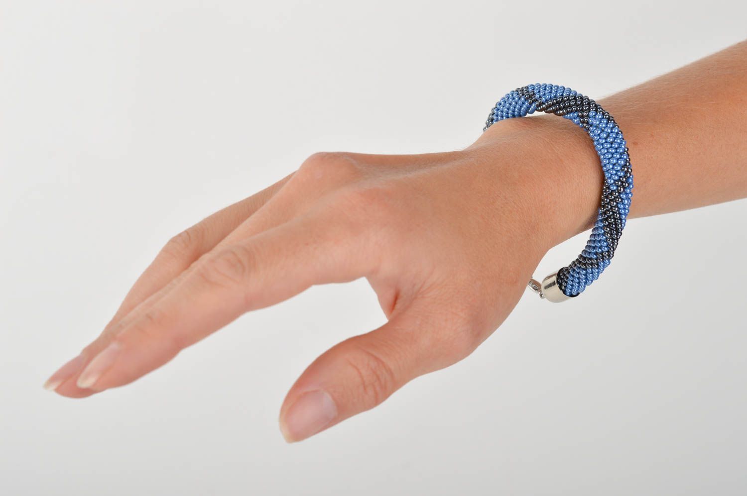 Bracelet perles rocaille Bijou fait main bleu motif noir Accessoire femme design photo 2