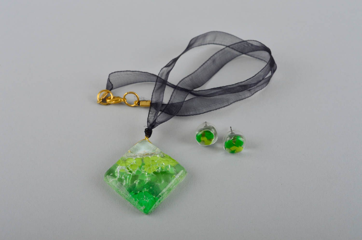 Boucles d'oreilles Pendentif fait main tons verts Accessoires femme en verre photo 2