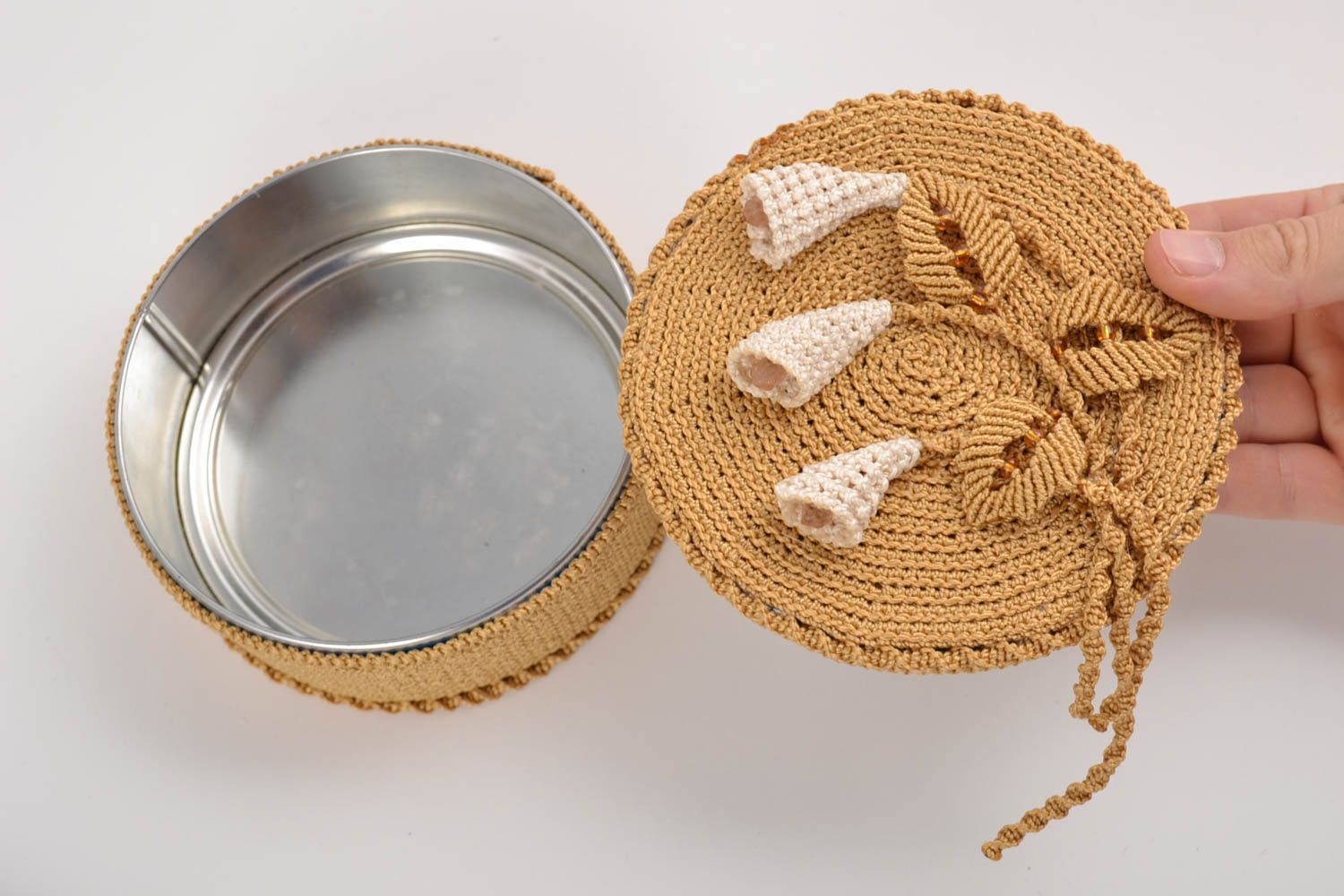 Handmade round macrame woven jewelry box with metal basis and removable lid photo 2