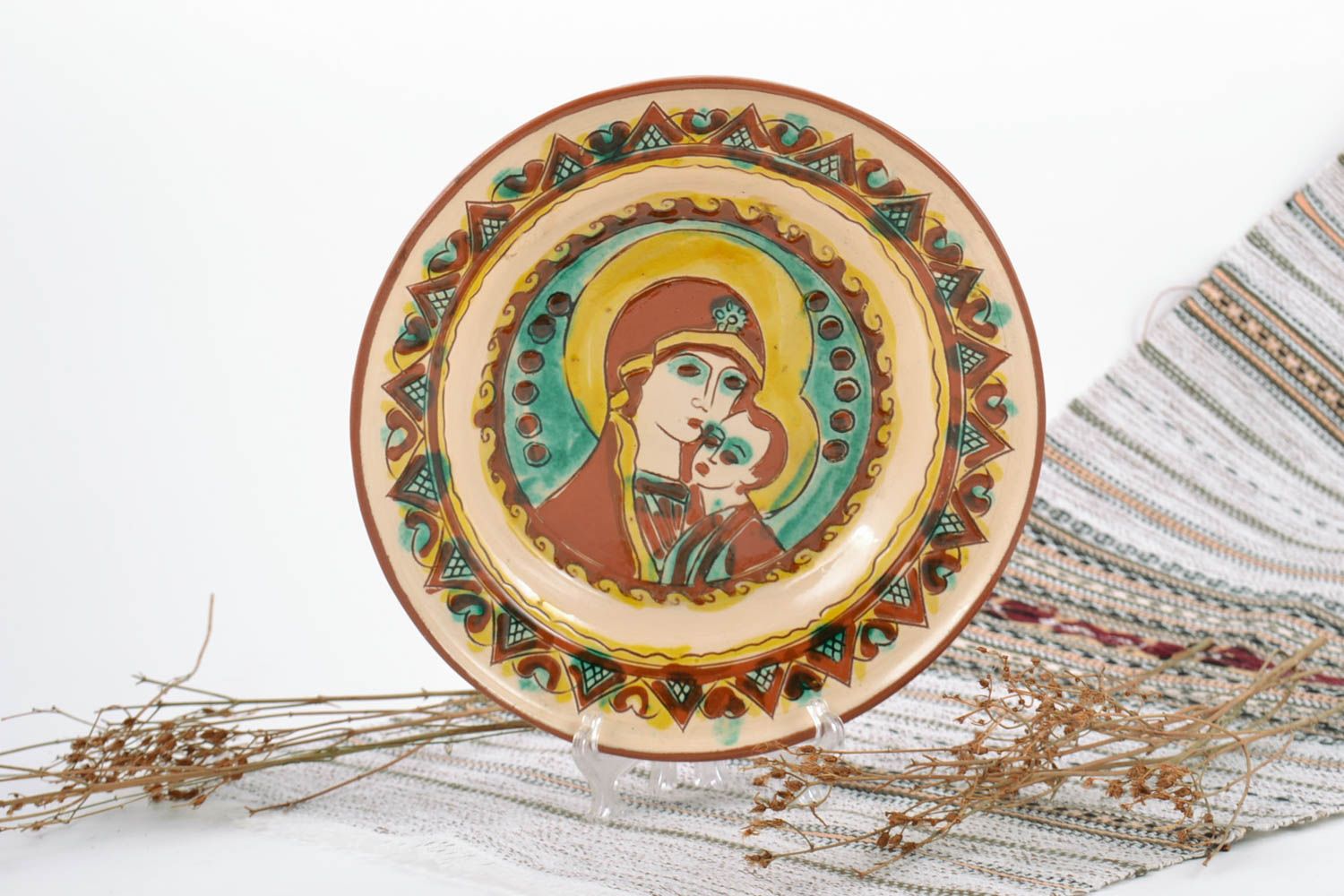 Handgemachter runder keramischer Teller mit Bild Gottes Mutter und Jesuskindes foto 1